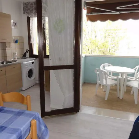 In 36807 * Μπιμπιόνε